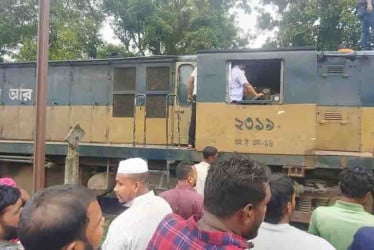 গফরগাঁওয়ে বলাকা কমিউটার ট্রেনের ইঞ্জিনে আগুন