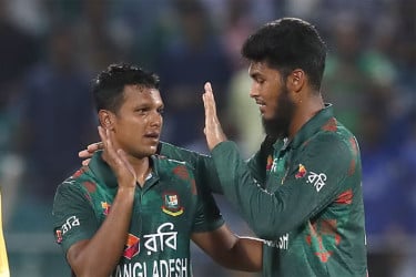 হাফ-সেঞ্চুরির দ্বারপ্রান্তে রিশাদ-সাইফুদ্দিন