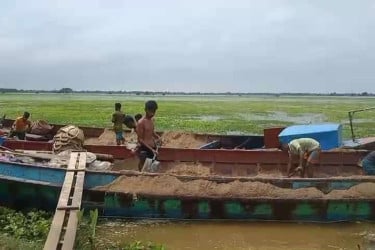 কলমাকান্দায় জব্দ দুই নৌকার বালু ফেলা হলো বিলে, কৃষকদের ক্ষোভ