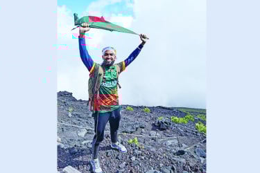 মাউন্ট ফুজির চূড়ায় উড়ল লাল-সবুজের পতাকা