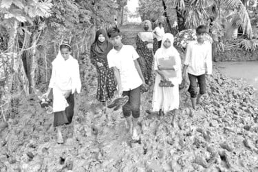 স্কুলপথে যুদ্ধ শিক্ষার্থীদের