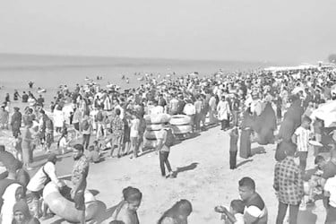 পর্যটকের ভিড় সমুদ্রসৈকতে