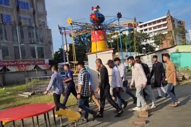 চলন্ত নাগরদোলা ভেঙে ছিটকে পড়ে ৩ শিশু-কিশোর আহত