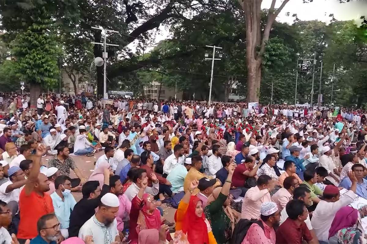 শহীদ মিনারে চলছে প্রাথমিক শিক্ষকদের মহাসমাবেশ
