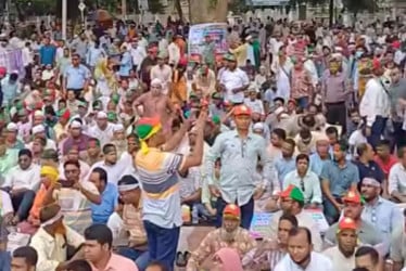 শহীদ মিনারে চলছে প্রাথমিকের শিক্ষকদের মহাসমাবেশ