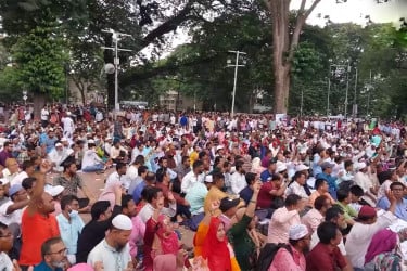 শহীদ মিনারে চলছে প্রাথমিক শিক্ষকদের মহাসমাবেশ