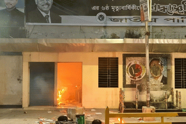 জাতীয় পার্টির কেন্দ্রীয় কার্যালয় ভাঙচুর-অগ্নিসংযোগ