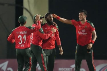 তাসকিনের দুর্দান্ত বোলিংয়ে সহজ লক্ষ্য পেল টাইগাররা