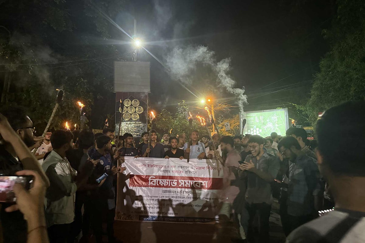 চবিতে প্রকৌশল শিক্ষার্থীদের প্রতি সংহতি জানিয়ে মশাল মিছিল