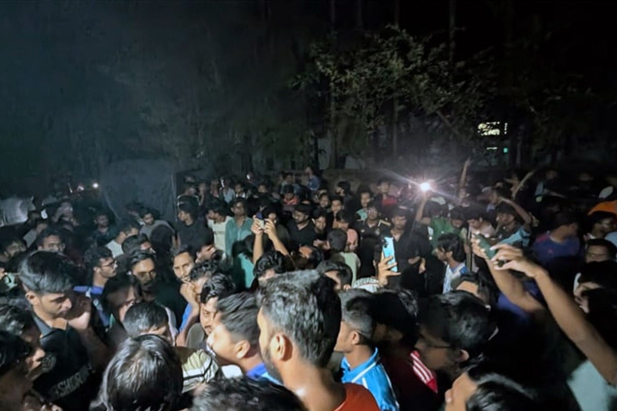 মধ্যরাতে চবি এলাকায় শিক্ষার্থী ও স্থানীয়দের সংঘর্ষ