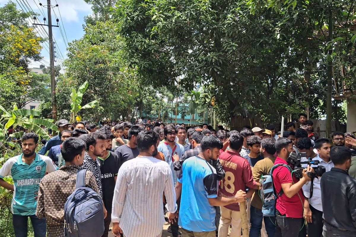 চবি এলাকায় ফের শিক্ষার্থী-স্থানীয়দের সংঘর্ষ, আহত প্রো-ভিসি, প্রক্টরসহ অনেকে
