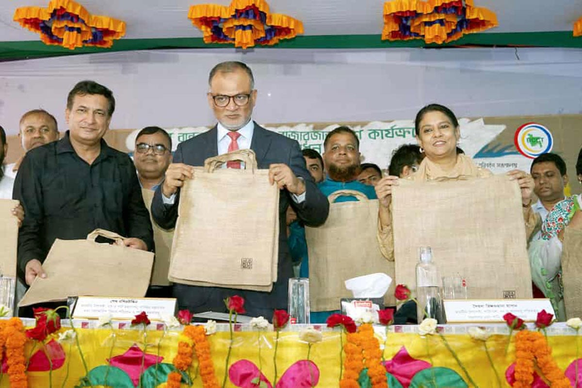 সরকার ভর্তুকি মূল্যে পাটের ব্যাগ সরবরাহের উদ্যোগ নিয়েছে: পরিবেশ উপদেষ্টা