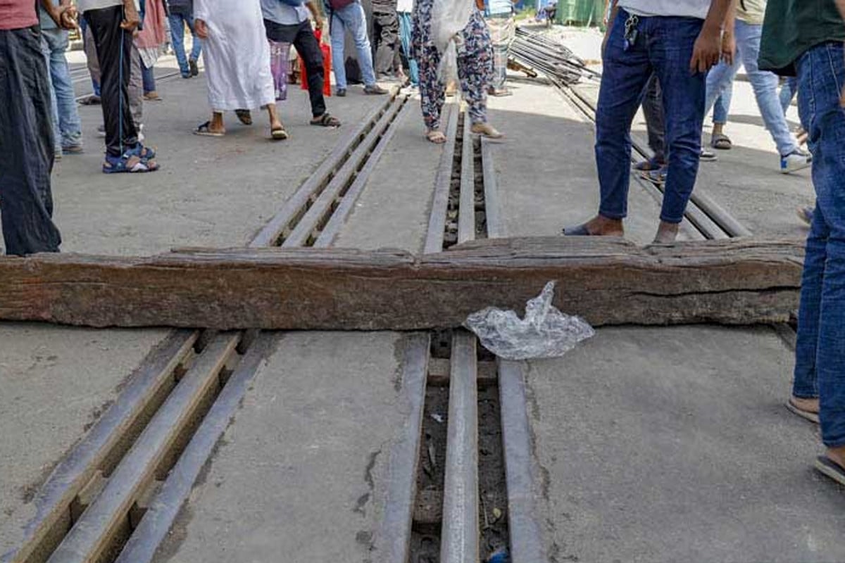 তিন দাবিতে বাংলাদেশ কৃষি বিশ্ববিদ্যালয় শিক্ষার্থীদের রেলপথ অবরোধ