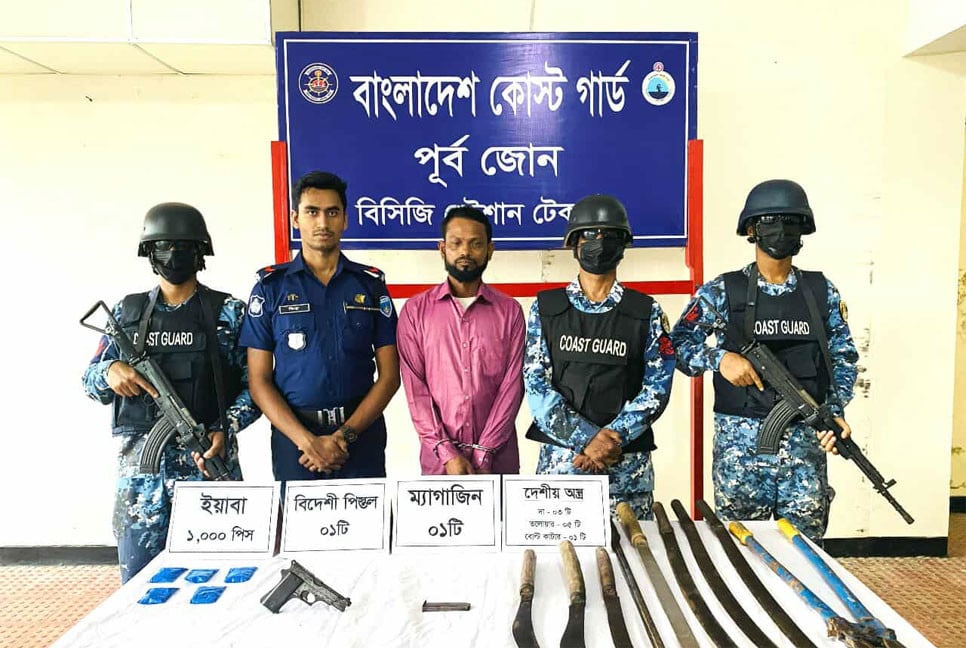 টেকনাফে অস্ত্র ও ইয়াবাসহ একজন আটক