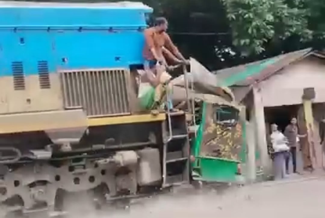 ইজিবাইককে আধা কিলোমিটার টেনে নিয়ে যায় ট্রেন