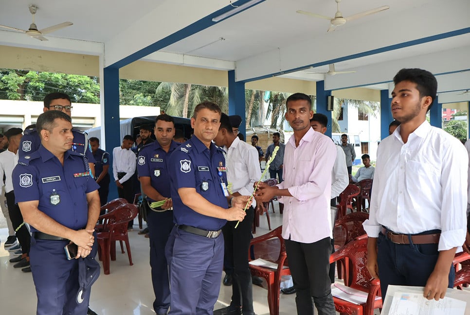 মাদারীপুরে ‘১৮০ টাকায়’ ১৬ জন পুলিশে চাকরি পেলেন