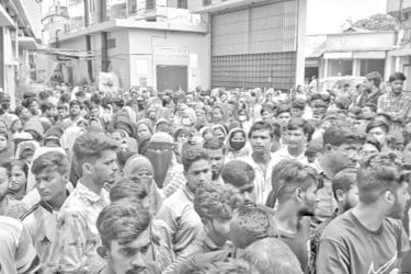বকেয়া বেতন দাবিতে শ্রমিক বিক্ষোভ