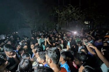 মধ্যরাতে চবি এলাকায় শিক্ষার্থী ও স্থানীয়দের সংঘর্ষ