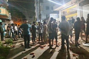 মধ্যরাতে চবি শিক্ষার্থী ও স্থানীয়দের সংঘর্ষে আহত ৬০