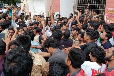রাকসু নির্বাচন ঘিরে দফায় দফায় সংঘর্ষ, আহত বেশ কয়েকজন