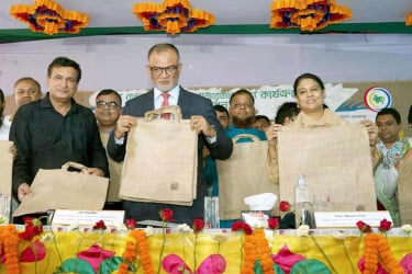 সরকার ভর্তুকি মূল্যে পাটের ব্যাগ সরবরাহের উদ্যোগ নিয়েছে: পরিবেশ উপদেষ্টা