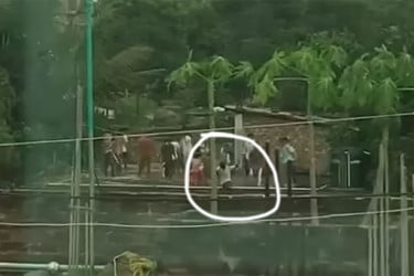 রামদা দিয়ে কুপিয়ে ছাদ থেকে দুই শিক্ষার্থীকে ফেলে দিল 'স্থানীয়রা', উত্তপ্ত চবি