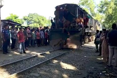 চার ঘণ্টা পর ঢাকা-ময়মনসিংহে ট্রেন চলাচল শুরু