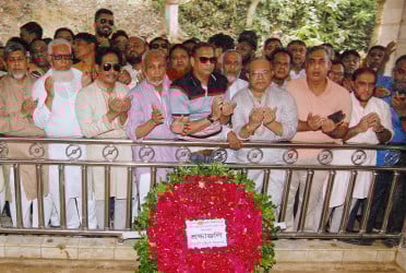 জিয়াউর রহমানের প্রথম কবরস্থানে পুষ্পস্তবক অর্পণ