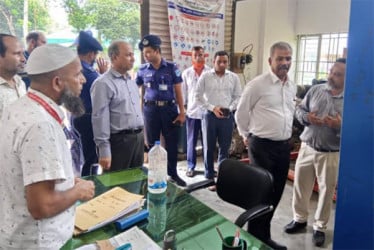 নরসিংদীতে আকস্মিক সফরে উপদেষ্টা আসিফ নজরুল