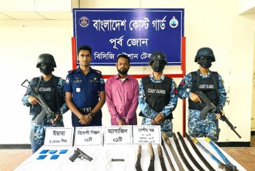 টেকনাফে অস্ত্র ও ইয়াবাসহ একজন আটক