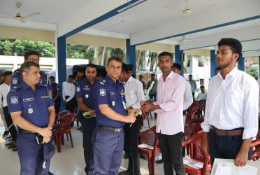 মাদারীপুরে ‘১৮০ টাকায়’ ১৬ জন পুলিশে চাকরি পেলেন