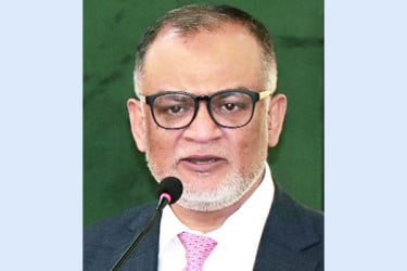তারা এখন পাটের ব্যাগ বানাবে