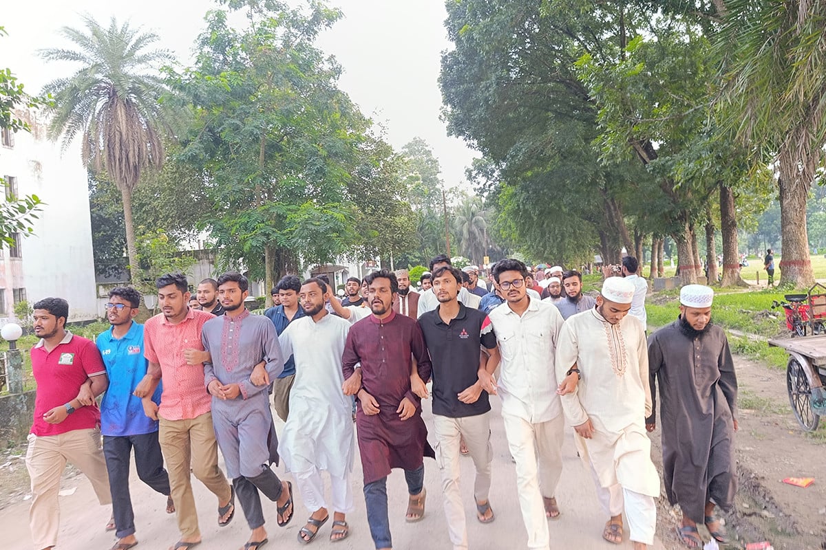 চবি শিক্ষার্থীদের ওপর হামলার প্রতিবাদে ইবিতে বিক্ষোভ