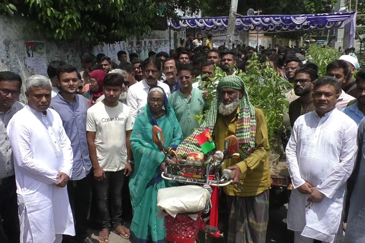যশোরে বিএনপির ৪৭তম প্রতিষ্ঠাবার্ষিকীতে গাছের চারা বিতরণ
