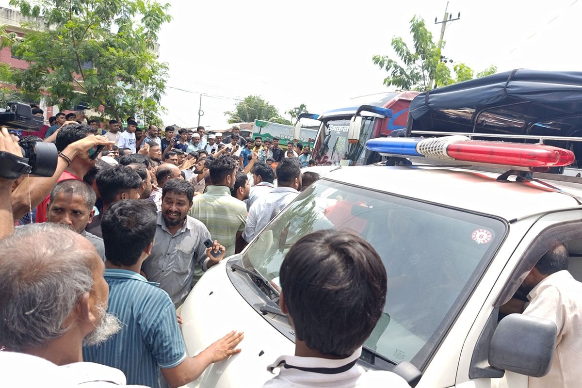 নোয়াখালীতে অবৈধ গাড়ি পার্কিং উচ্ছেদে অভিযান, ম্যাজিস্ট্রেটের গাড়ি ভাঙচুর