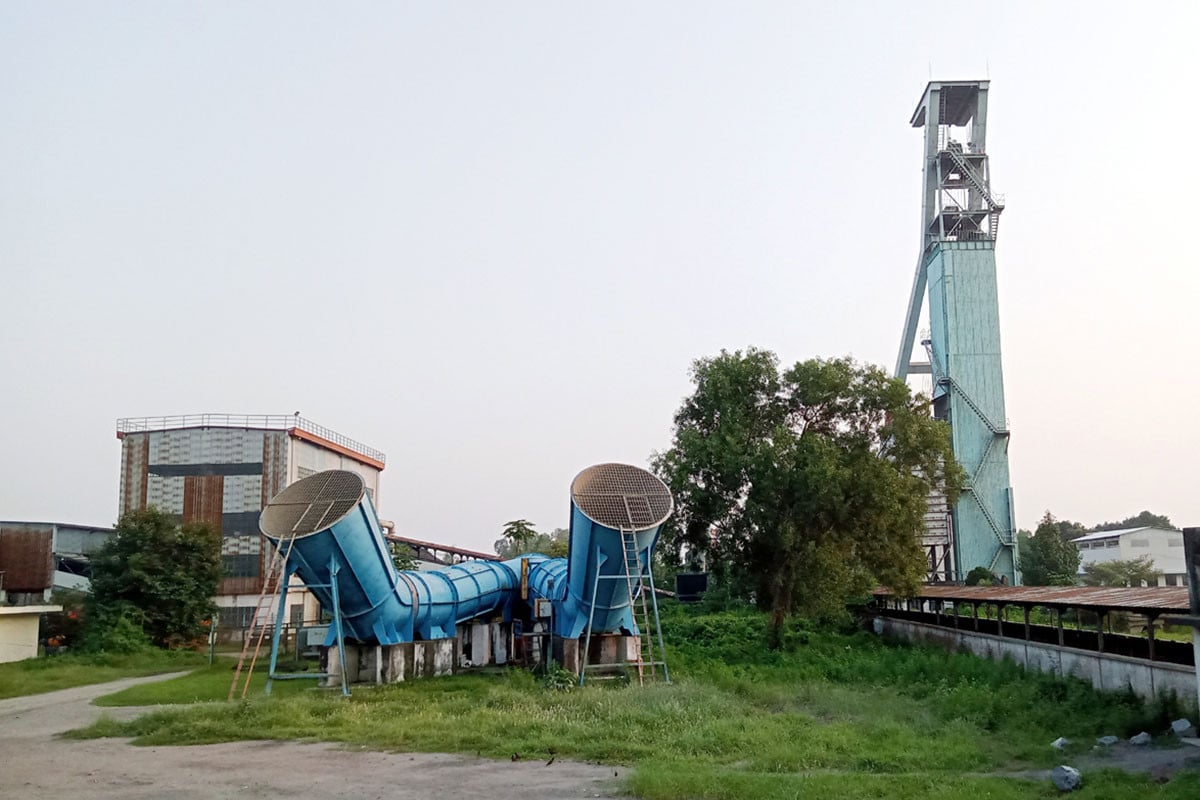 চারদিন বন্ধ থাকার পর মধ্যপাড়া খনিতে ফের পাথর উত্তোলন শুরু