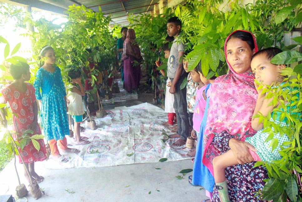 দিনাজপুরে প্রতিবন্ধী শিশুদের মাঝে গাছের চারা বিতরণ