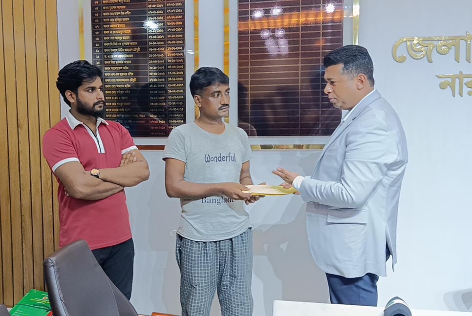 নারায়ণগঞ্জে অগ্নিদগ্ধ হয়ে নিহতদের স্বজনদের আর্থিক সহায়তা
