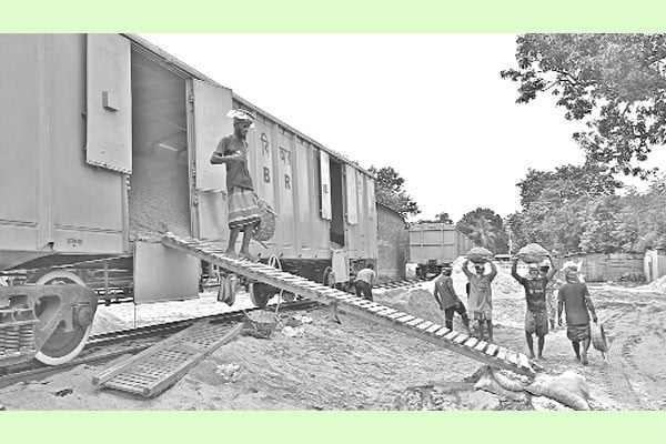 ট্রেনে বালু পরিবহন, খুশি ব্যবসায়ীরা