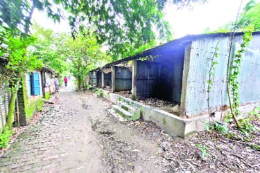 জরাজীর্ণ আশ্রয়ণের ঘর বসবাসের অনুপযোগী