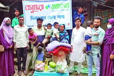 দিনমজুর বাবার চার সন্তানের জন্মদিনে খাদ্যসামগ্রী উপহার
