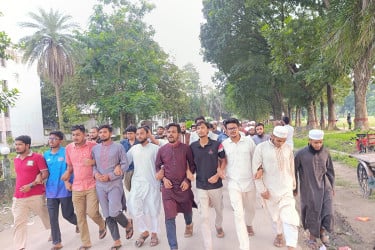 চবি শিক্ষার্থীদের ওপর হামলার প্রতিবাদে ইবিতে বিক্ষোভ