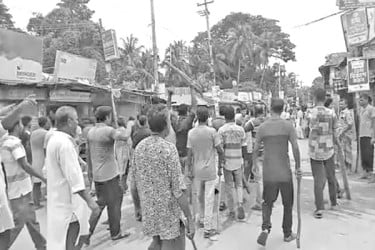 বিএনপির দুই গ্রুপে সংঘর্ষ ভাঙচুর পুলিশ সাংবাদিকসহ আহত ১০