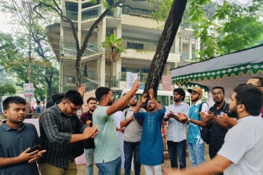 চবিতে শিক্ষার্থীদের ওপর হামলা, প্রতিবাদে জবিতে বিক্ষোভ