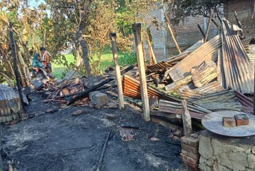 রাজবাড়ীতে অগ্নিকাণ্ডে জামায়াতের দলীয় কার্যালয়সহ ৪টি দোকান পুড়ে ছাই