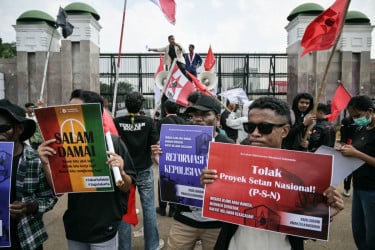 সংস্কার দাবিতে ছাত্র আন্দোলনে উত্তাল ইন্দোনেশিয়া