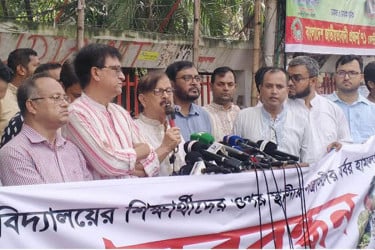 চবি সংঘর্ষে সরকারের ভূমিকা নিয়ে প্রশ্ন তুললেন মান্না
