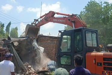 জয়পুরহাটে রেলওয়ের অবৈধ স্থাপনা উচ্ছেদ অভিযান