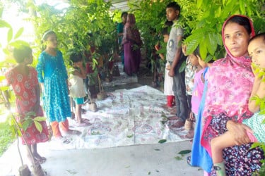 প্রতিবন্ধী শিশুদের মাঝে গাছের চারা বিতরণ
