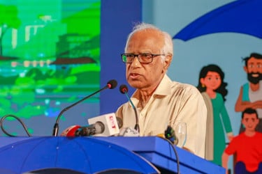 ‘বিপুল সংখ্যক মানুষ সামান্য ধাক্কায় দারিদ্র হয়ে যেতে পারে’